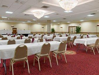 Отель Ramada Convention Center О-Клэр Экстерьер фото